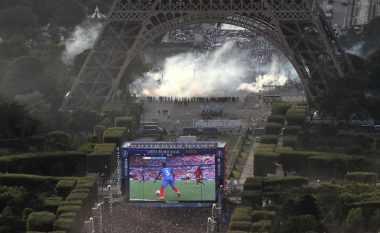 Përleshje mes tifozëve jashtë stadiumit ku po luhet finalja (Foto/Video)