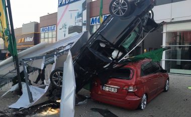 Aksident në magjistralen Ferizaj-Shkup, Mercedes rrokulliset mbi një veturë tjetër (Foto)