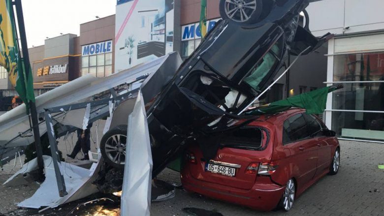 Aksident në magjistralen Ferizaj-Shkup, Mercedes rrokulliset mbi një veturë tjetër (Foto)