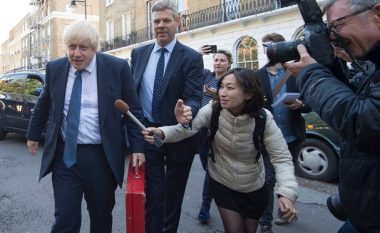 Britania mesazh për botën: ”Ju kërkojmë falje që Ministri i Jashtëm mban fytyrën e Boris Xhonson”