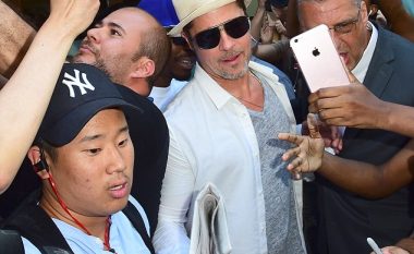 I shumë pëlqyeri Brad Pitt rrethohet nga fansat për pak sekonda (Foto/Video)