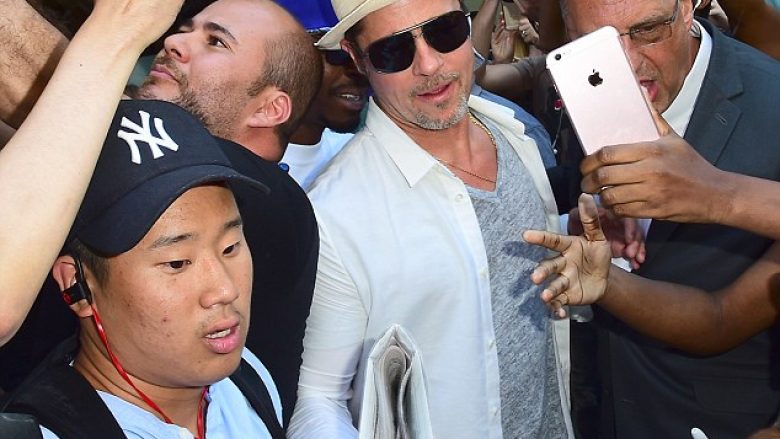 I shumë pëlqyeri Brad Pitt rrethohet nga fansat për pak sekonda (Foto/Video)