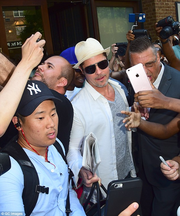 367A5A8B00000578-3705594-Cool_guy_Brad_Pitt_was_spotted_leaving_his_hotel_in_New_York_Cit-m-40_1469376693430