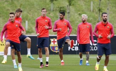 Messi me stil të ri flokësh fillon stërvitjen me Barcën në Angli (Foto)