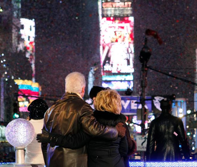 2009 NEW YORK - JANUARY 01:  Former President William Jefferson Clinton (L) and Secretary of State-elect Hillary Clinton celebrate the begining of the year 2009 during the ceremony to lower the Times Square New Year's Eve ball in Times Square on January 1, 2009 in New York City.  (Photo by Jemal Countess/Getty Images)