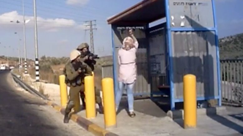 Gruaja palestineze qëllohet nga ushtarët izraelitë, tentoi t’i sulmonte ata me thikë (Video,+18)