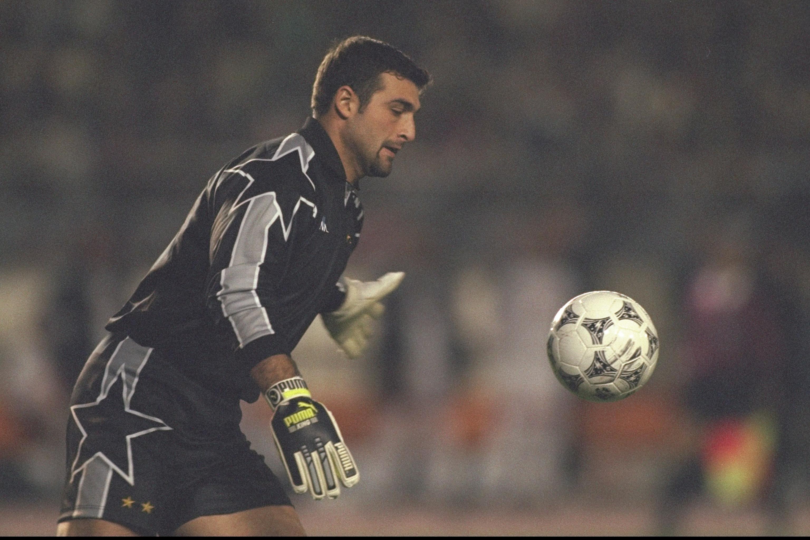 26 Nov 1996: Angelo Peruzzi of Juventus in action during the world club final match between Juventus and River Plate for the Toyota cup at the National Stadium in Tokyo, Japan. Juventus won 1-0. Mandatory Credit: Anton Want/Allsport