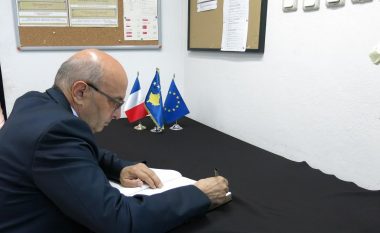 Mustafa u nënshkrua në librin e zisë për nder të viktimave në Nicë të Francës