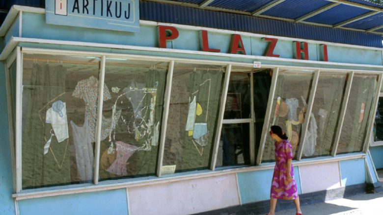 Shqipëria e harruar e vitit 1984: Shumë e urrejnë, shumë e ëndërrojnë (Foto)
