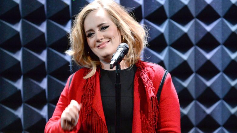 Fansi me fat: Puthet aksidentalisht në buzë nga Adele (Video)