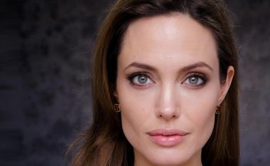 Angelina Jolie i mahnit të gjithë, pozon topless (Foto)