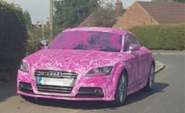 Audi i bardhë u bë me ngjyrë rozë, sepse pronari ‘e rrihte gruan’ (Foto)