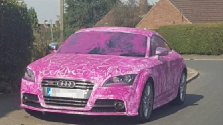 Audi i bardhë u bë me ngjyrë rozë, sepse pronari ‘e rrihte gruan’ (Foto)