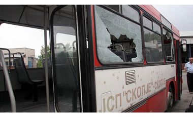 Goditen me gur autobusët e transportit publik të Shkupit