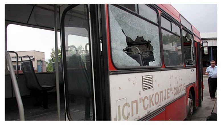 Goditen me gur autobusët e transportit publik të Shkupit