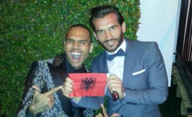 Chris Brown arriti në Shqipëri, por kur u njoftua për herë të parë me vendin e shqiponjave (Foto/Video)
