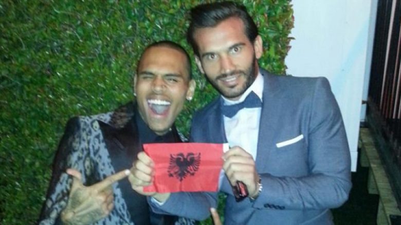 Chris Brown arriti në Shqipëri, por kur u njoftua për herë të parë me vendin e shqiponjave (Foto/Video)