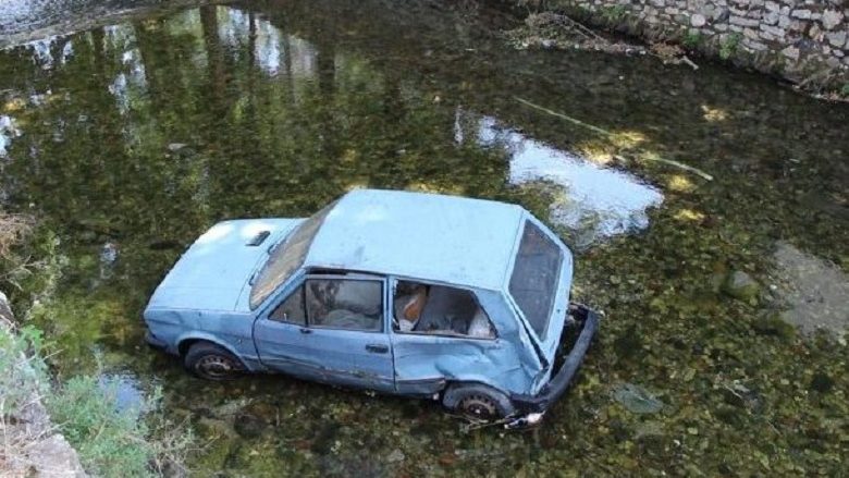 Hidhet në lum automjeti i Ministrisë për bujqësi në Manastir