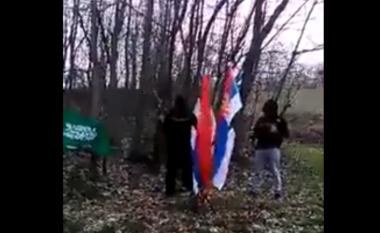 Në Bosnje digjet flamuri serb (Video)