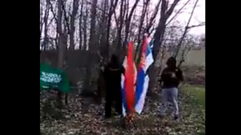 Në Bosnje digjet flamuri serb (Video)