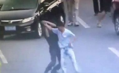 Harrojeni Bruce Lee: Shikoni si kjo police çarmatos burrin që mbante thikë në dorë (Foto/Video)
