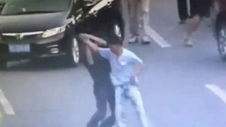 Harrojeni Bruce Lee: Shikoni si kjo police çarmatos burrin që mbante thikë në dorë (Foto/Video)