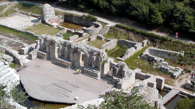 Butrinti menaxhohet nga të huajt