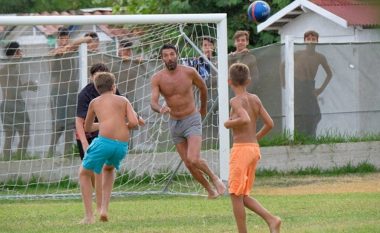 Buffoni në pushime, por luan futboll me fëmijë duke i gëzuar ata (Video)