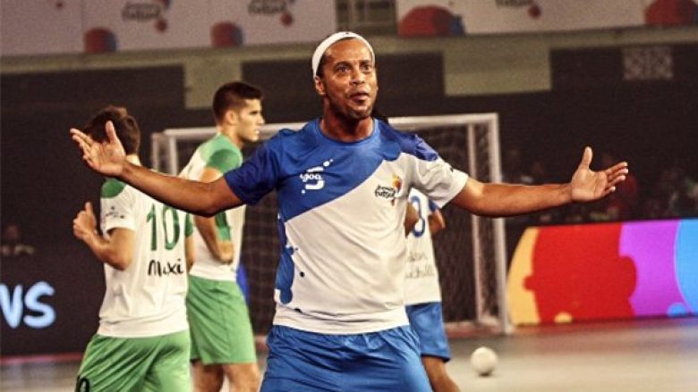 Ronaldinho shkëlqen në futsall, shënon pesë gola (Video)