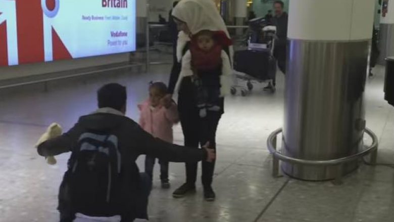 Prekëse: Momenti kur refugjati sirian takon për herë të parë vajzën e tij (Video)