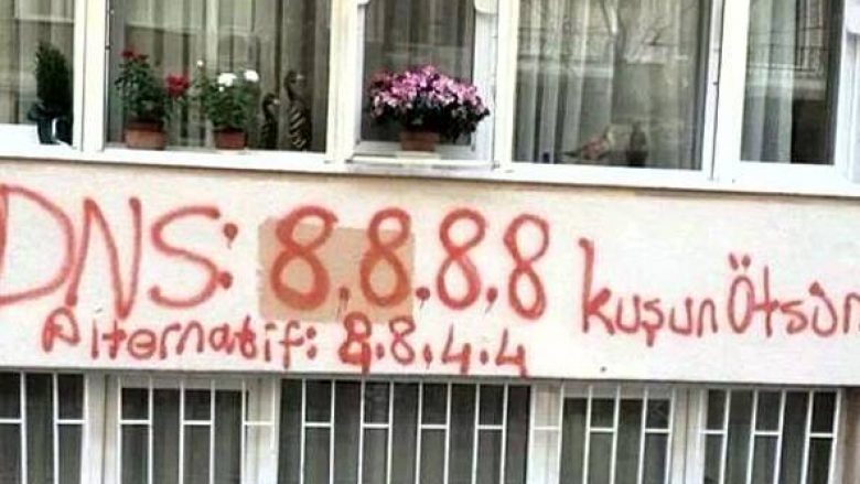 Për inati të Erdoganit, turqit në mure po shkruajnë “kodet” – “8.8.8.8” dhe “8.8.4.4.”: Ky është kuptimi i tyre!