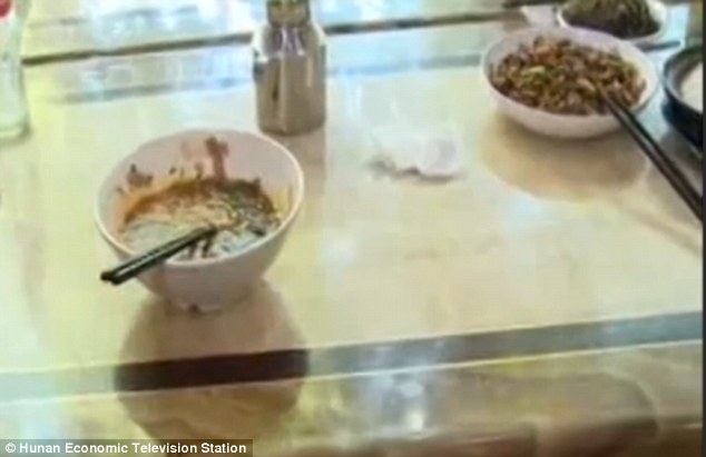 Detyroi pronaren e restorantit te perpije insektin qe e gjeti ne ushqim foto 3