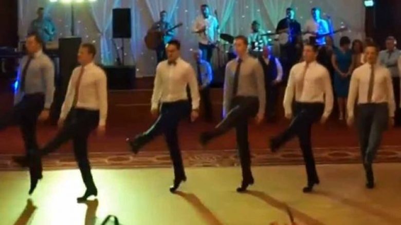 Dhëndri me shokë befasojnë mysafirët me vallëzim të mahnitshëm (Video)