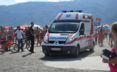 Një djalosh pa ndjenja në liqenin e Strugës, ndërhyjnë ekipet e shpëtimit dhe ambulanca!