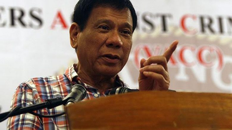 Presidenti i Filipineve, që me metoda të çuditshme po sjell rend në vend: Mos ma shkatërro shtetin, se të vras (Video)