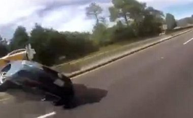 Garonte me dy motoçiklistë, por shikoni çfarë i ndodhë kur e dashura ia shtyp frenin (Video, +18)