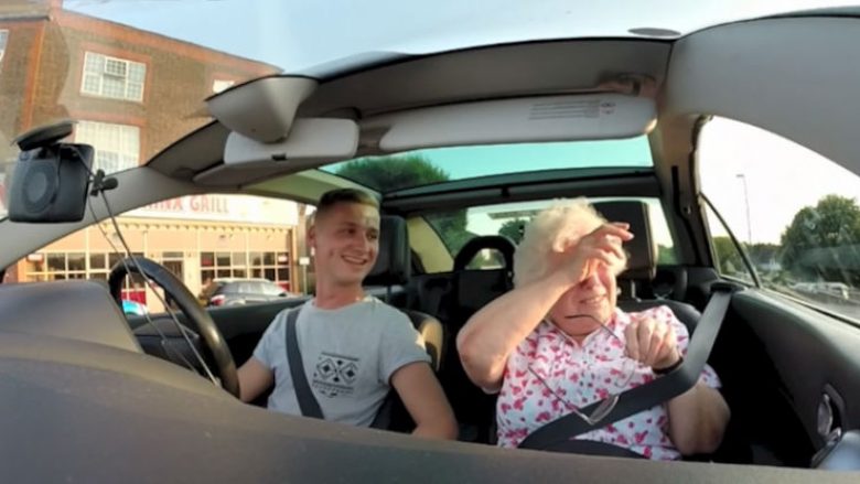 Gjyshja qan nga gëzimi, me befasinë që ia bëri nipi (Video)