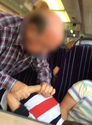 I moshuari ia dredhon dorën djaloshi qe i vente kembet ne ulesen e trenit foto 3