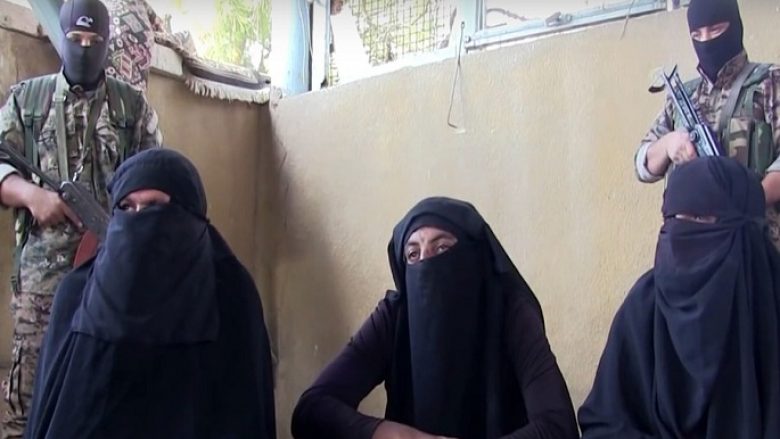 Xhihadistët e ISIS-it dorëzohen, kapen duke ikur nga qytetit të veshur si femra (Video)