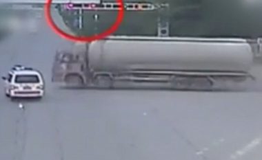 Kamioni rrotullon autoambulancën që nxitonte për te një të sëmurë (Video)