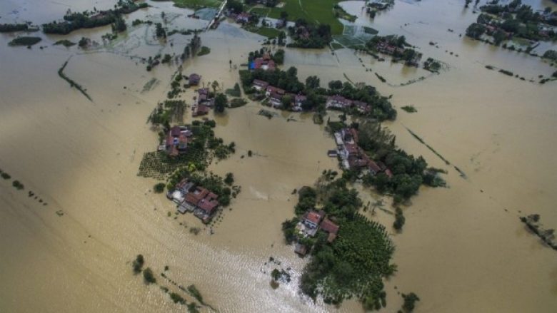 75 të vdekur pas përmbytjeve në Kinë