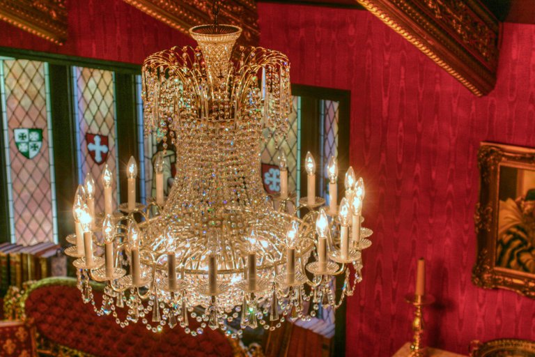 PICS BY TYLER BEASLEY / CATERS NEWS - (PICTURED: 42 lightbulb Austrian lead crystal Chandelier - Home built in 1975 and renovated for 35 years by the owner who wanted to give it a royal and noble appearance, some have compared to stepping into Hogwarts, hidden from the rest of the world) - This B&B truly is fit for a King! Breath-taking Victorian castle hidden inside modest suburban bed and breakfast. Looking at the exterior of this three-bedroom house youd never believe whats hidden inside. The Castle of Lady Shannon, in Newport in Oregon, USA, holds furniture dating back to the 11th Century and dcor that youd expect to from Victorian Royalty. The former owner Lady Almine Barton started renovating the home in 1975 to make it look like something from the renaissance period and feel similar to living in a Rembrandt painting. Now the home boasts stained glass windows from Lancaster Cathedral in 1752, Knights chairs used on battle fields during early British conflicts, four-poster beds, beautiful ceiling paintings and more. Earlier this year it was put on the market for 99,000 and has since been transformed into a bed and breakfast capable of hosting six people at a time. Visitors to the Castle of Lady Shannon have compared the experience to going to Hogwarts and the B&B is now taking bookings. - SEE CATERS COPY