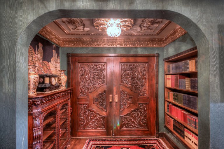 PICS BY TYLER BEASLEY / CATERS NEWS - (PICTURED: Hand carved front door from rosewood - Built in 1975 and renovated for 35 years by the owner who wanted to give it a royal and noble appearance, some have compared to stepping into Hogwarts, hidden from the rest of the world) - This B&B truly is fit for a King! Breath-taking Victorian castle hidden inside modest suburban bed and breakfast. Looking at the exterior of this three-bedroom house youd never believe whats hidden inside. The Castle of Lady Shannon, in Newport in Oregon, USA, holds furniture dating back to the 11th Century and dcor that youd expect to from Victorian Royalty. The former owner Lady Almine Barton started renovating the home in 1975 to make it look like something from the renaissance period and feel similar to living in a Rembrandt painting. Now the home boasts stained glass windows from Lancaster Cathedral in 1752, Knights chairs used on battle fields during early British conflicts, four-poster beds, beautiful ceiling paintings and more. Earlier this year it was put on the market for 99,000 and has since been transformed into a bed and breakfast capable of hosting six people at a time. Visitors to the Castle of Lady Shannon have compared the experience to going to Hogwarts and the B&B is now taking bookings. - SEE CATERS COPY