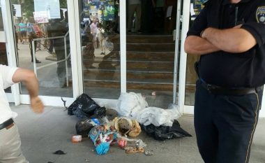 Komuna e Tetovës bllokohet nga mbeturinat që qytetarët i’a sollën tek dera (Foto/Video)