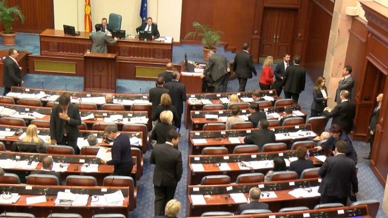 Në Kuvend ”Deklarata e partive shqiptare” temë e nxehtë diskutimi (Foto/Video)