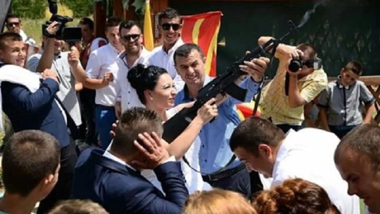 Nusja maqedonase që festoi dasmën me krisma pushke (Video/Foto)
