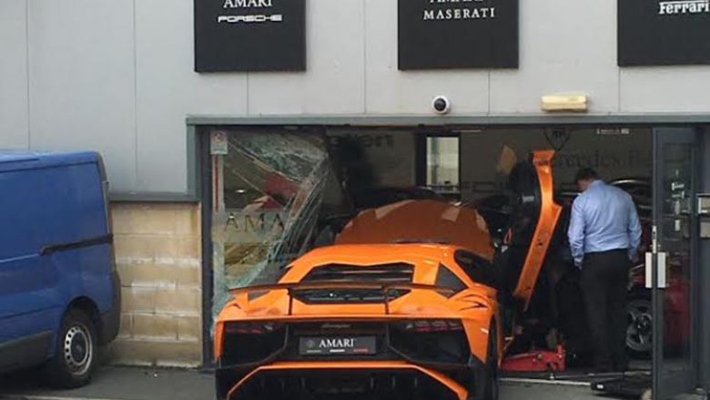 Shoferi e futi Lamborghinin në dyqan, duke dashur ta parkojë sa më mirë