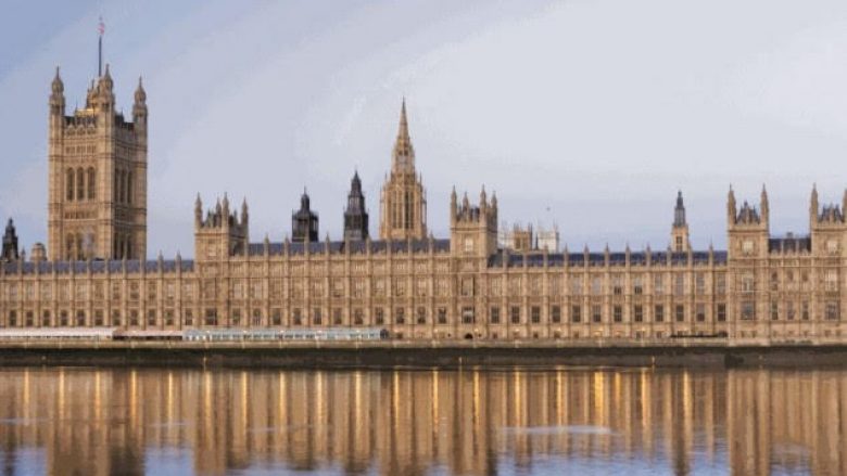Londër, Parlamenti nën masa të larta sigurie shkak i një pakoje të dyshimtë