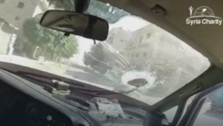 Momenti kur bomba godet ndërtesën, betoni bie në veturë (Video, +18)