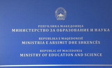 Ministria e Arsimit edhe pse me vonesë, premton se do ti zëvendësoj tekstet e dëmtuara shkollore